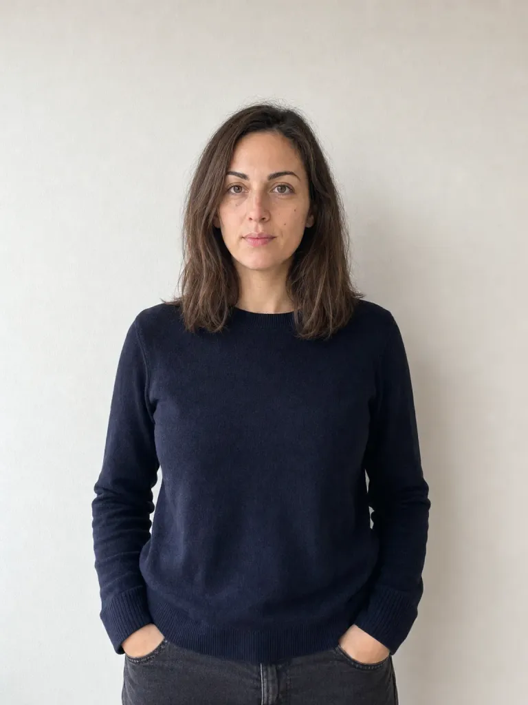 Persona mirant de front a la càmera amb el cap i el cos rectes.