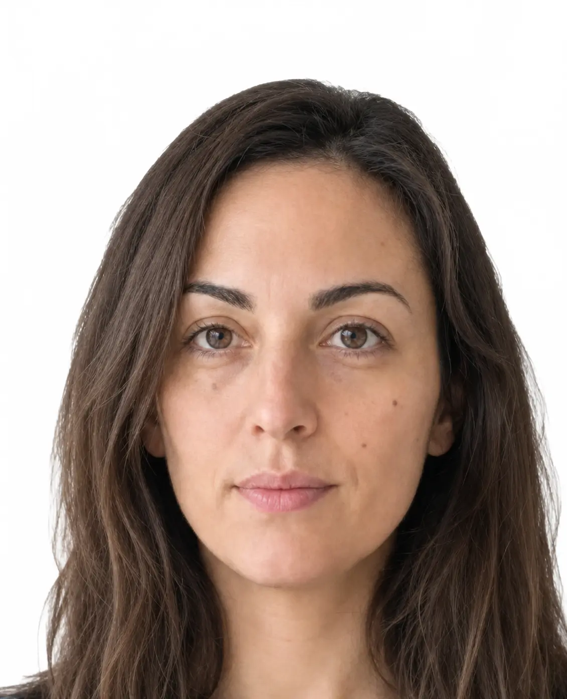 La misma foto ajustada al formato del DNI: 26 × 32 mm, fondo blanco y rostro centrado