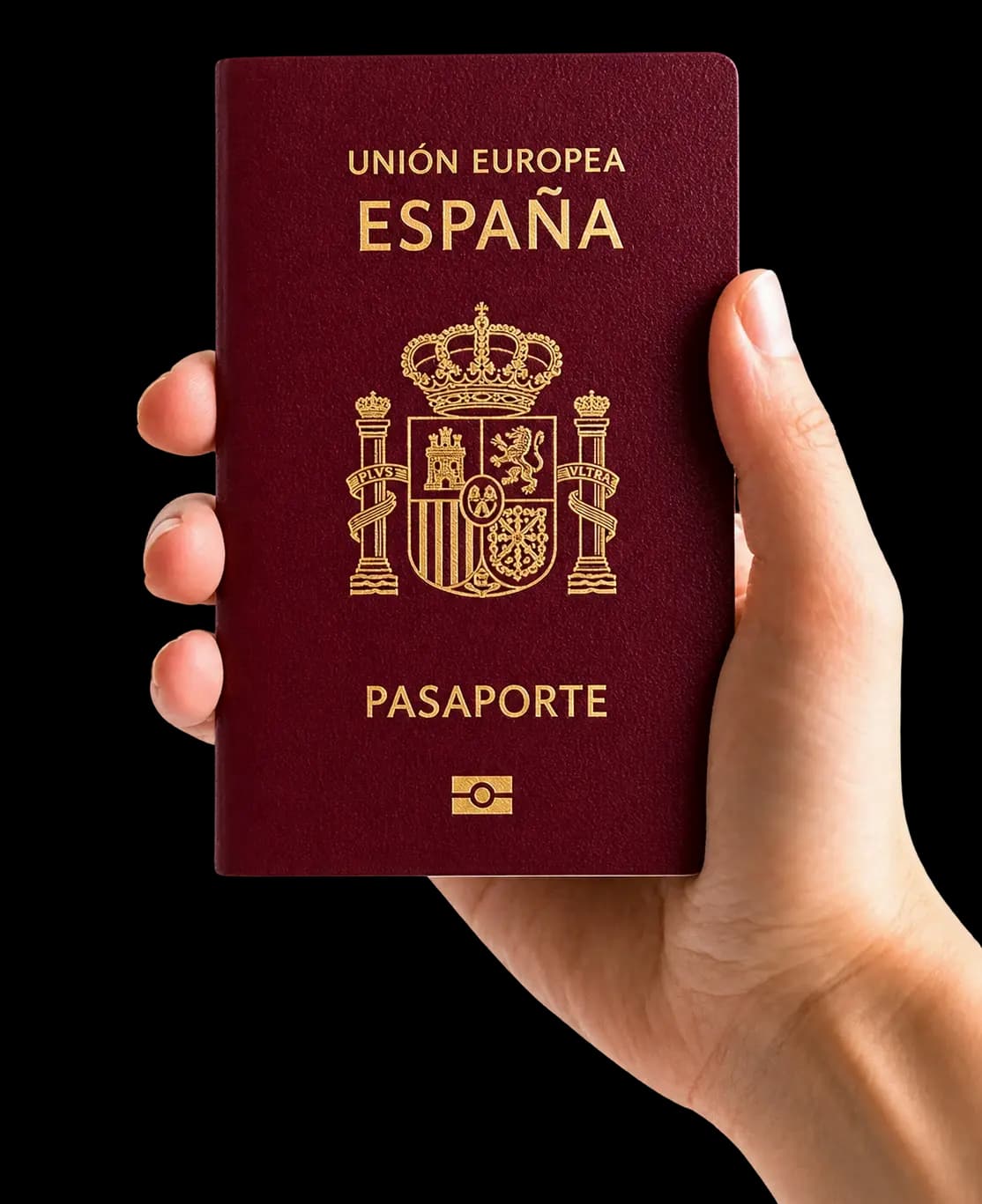 Mano sujetando un pasaporte español, el documento para el que es la foto de carnet de 26 × 32 mm